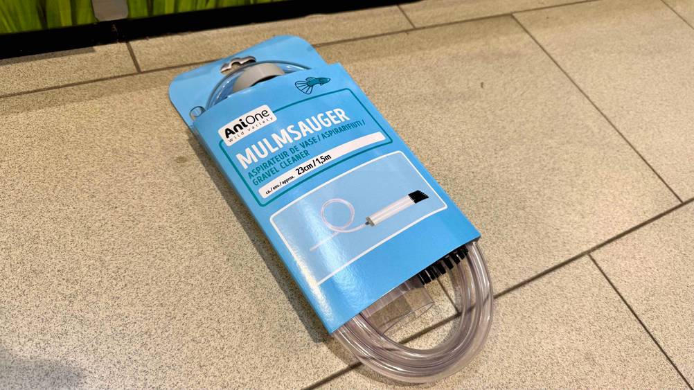 Eine Packung des getesteten Mulmsaugers auf einem Fließenboden liegend.