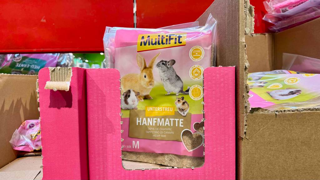 Hanfmatte im Test: Mehrere Packungen stehen in einem Karton zwischen anderen Produkten.