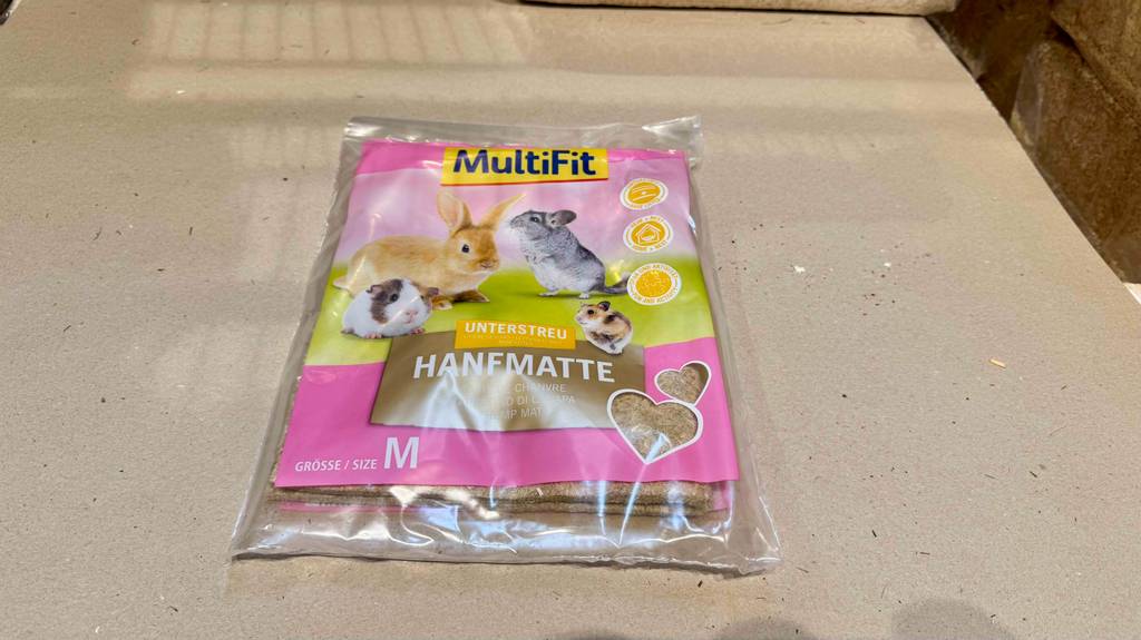 Auf der Packung einer getesteten Hanfmatte steht die Größe.