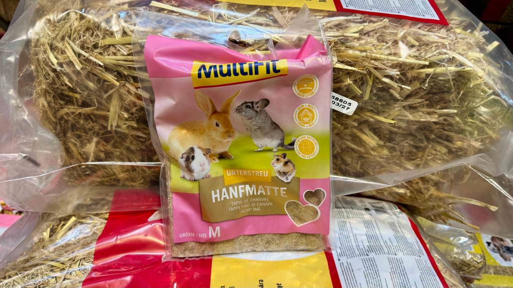 Eine in Plastik verpackte Hanfmatte steht zum testen vor Streu.