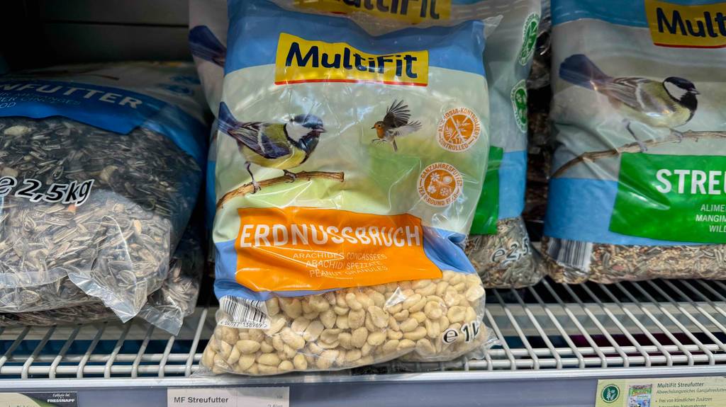 Vogelfutter-Erdnüsse im Test: Eine Packung steht zwischen anderen Sorten in einem Regal.