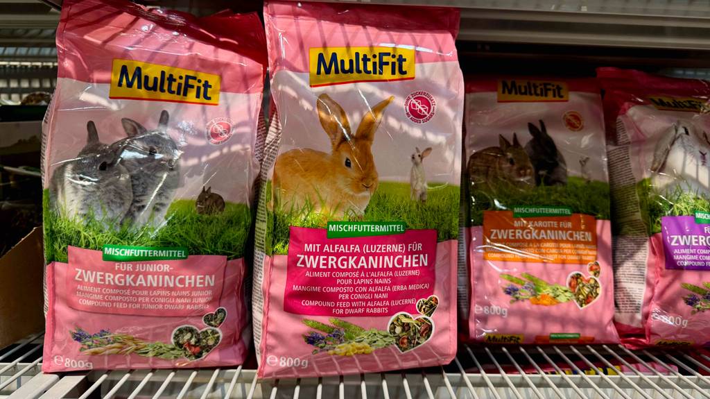 Zwergkaninchenfutter im Test: Mehrere Packungen unterschiedlicher Sorten stehen in einem Regal.