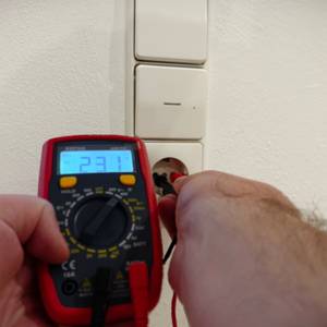 Das Multimeter von AstroAI wird an einer Steckdose verwendet und zeigt dabei die Zahl 231.
