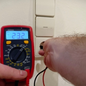 Das Multimeter von AstroAI wird an einer Steckdose verwendet und zeigt dabei die Zahl 232.