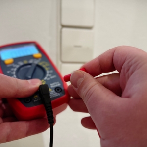 Das Multimeter von AstroAI wird an einer Steckdose verwendet.