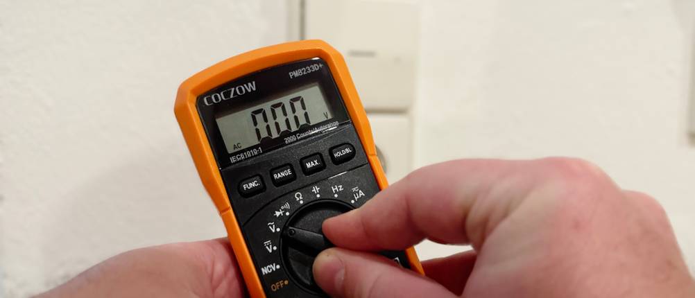 Der Drehschalter des Multimeters von Coczow wird betätigt.