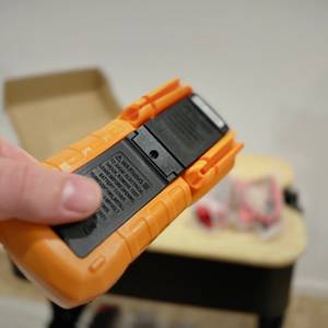 Die Rückseite des Multimeters von Coczow hat einen kleinen Standfuß und das Batteriefach.