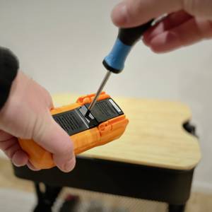 Damit die Batterien des Multimeters von Coczow getauscht werden können, wird das Batteriefach aufgeschraubt.