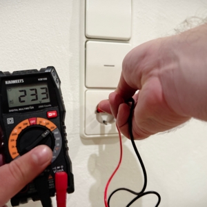 Das Multimeter von Kaiweets wird an einer Steckdose verwendet.
