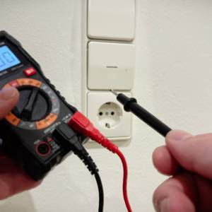 Die Messstäbe des Multimeters von Kaiweets werden hochgehoben.