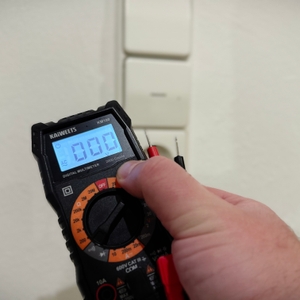 Das Multimeter von Kaiweets wird angeschalten, das Display leuchtet.
