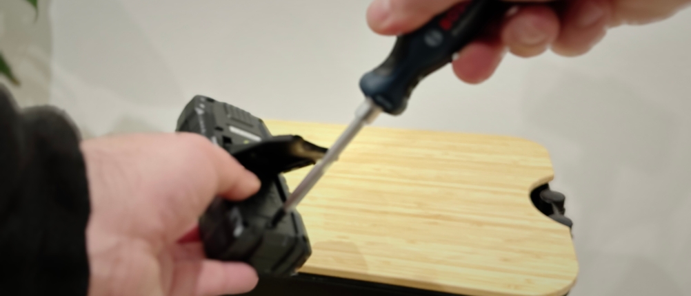 Das Batteriefach des Multimeters von Kaiweets wird geöffnet.