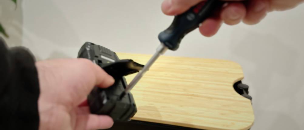 Das Batteriefach des Multimeters von Kaiweets wird geöffnet.