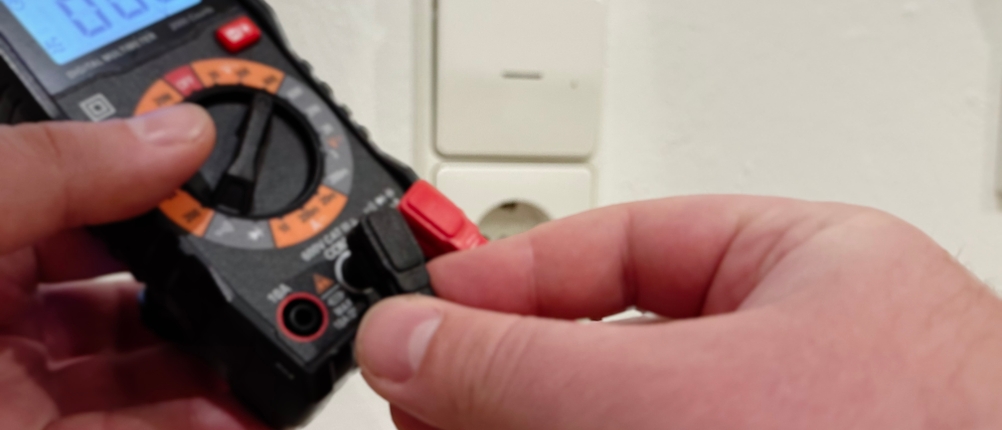 Die Stecker des Kaiweets-Multimeters werden in die zugehörigen Buchsen gesteckt.