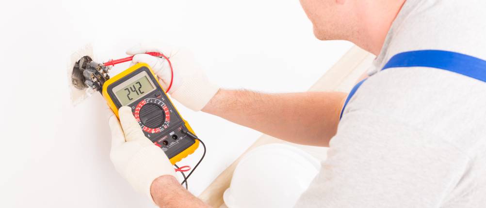 multimeter-test-elektricker-misst-steckdose