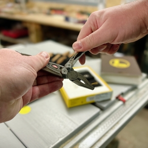 Das Leatherman Skeletool wird von zwei Händen aufgeklappt, um die Zange zu öffnen. Der Edelstahlgriff mit Aussparungen sorgt für ein leichtes und ergonomisches Design.