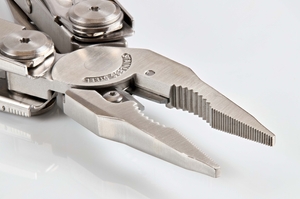 Die Zange eines Multitools in Nahaufnahme