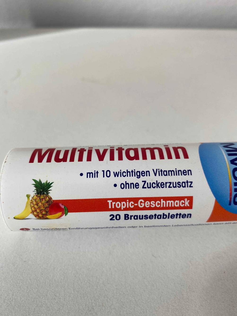 Im Test: Nahaufnahme des Aufdrucks auf einer Packung Multivitamin-Tabletten mit Informationen zur Geschmacksrichtung.
