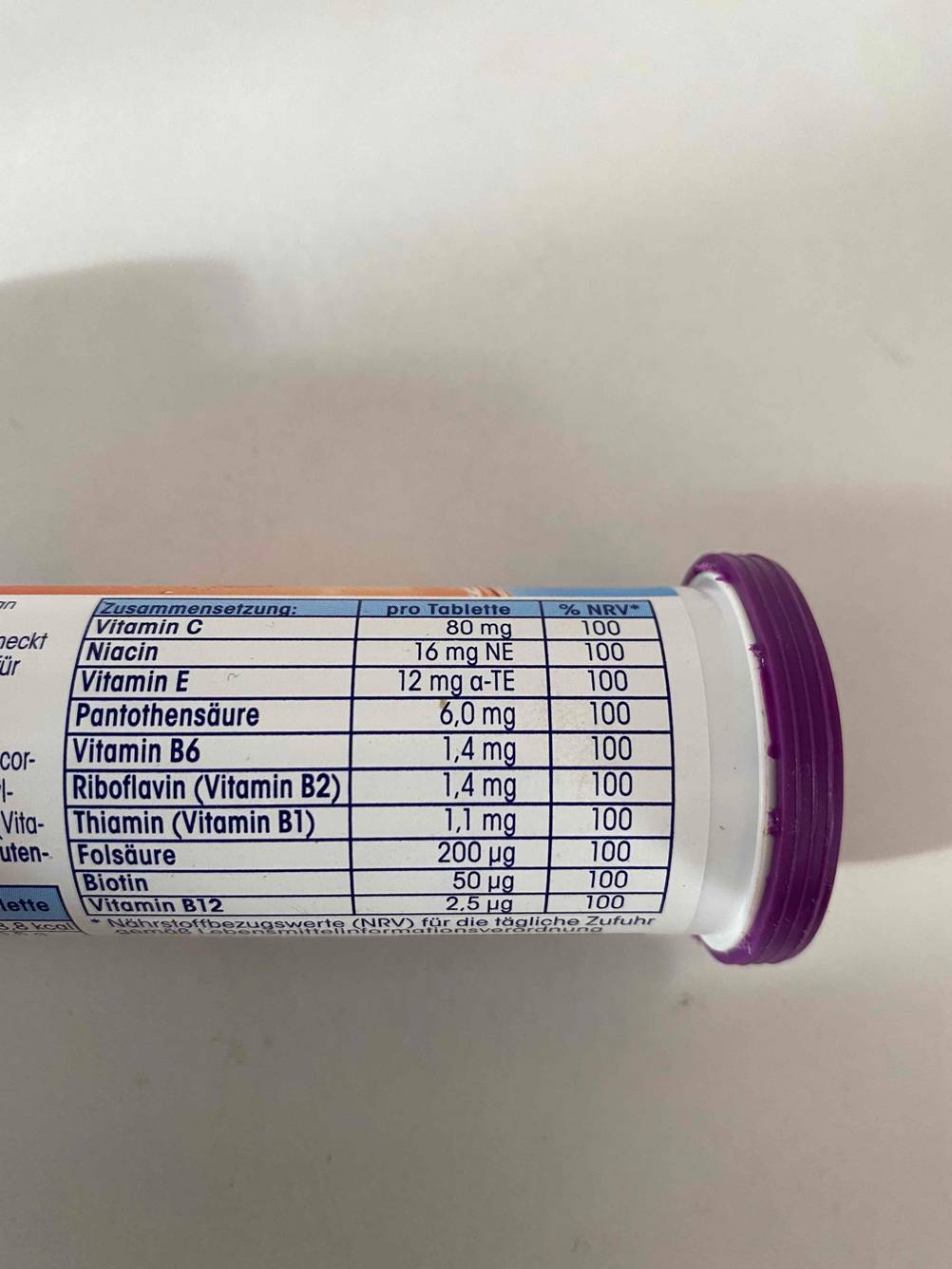 Multivitamin-Tabletten getestet: Nahaufnahme des Aufdrucks auf der Dose mit Informationen zur Zusammensetzung.