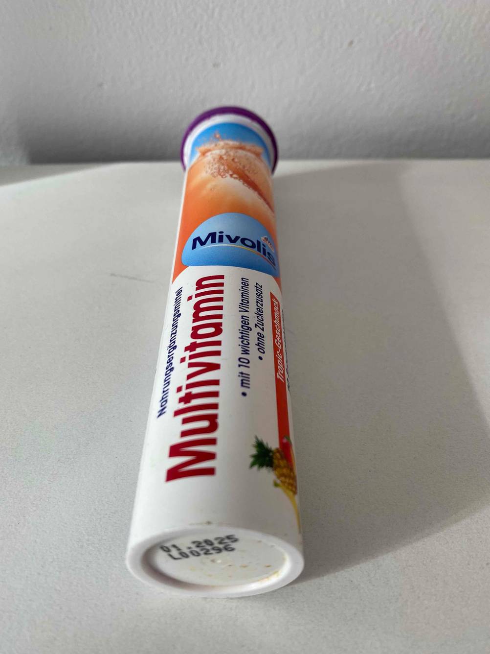 Nahaufnahme des Bodens einer Dose getesteter Multivitamin-Tabletten.