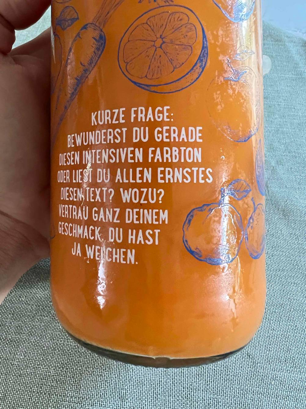 Getestet: Nahaufnahme der Schrift und Grafiken auf einer Flasche des Multivitaminsaftes.