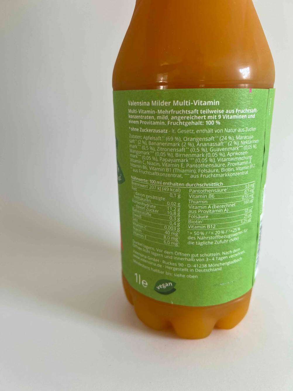 Multivitaminsaft getestet: Nahaufnahme des Labels auf einer Flasche mit Nährwerten.