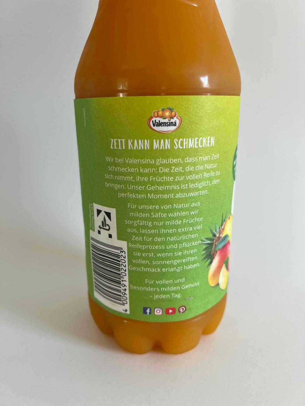 Rückseite des getesteten Multivitaminsafts mit Informationen auf einer hellen Fläche.
