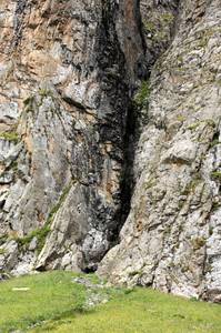 Shilajit tritt oft in Felsspalten aus.