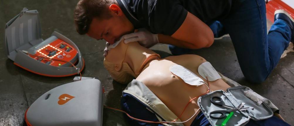 nach erfolgloser defibrillator anwendung folgt die mund zu mund beatmung