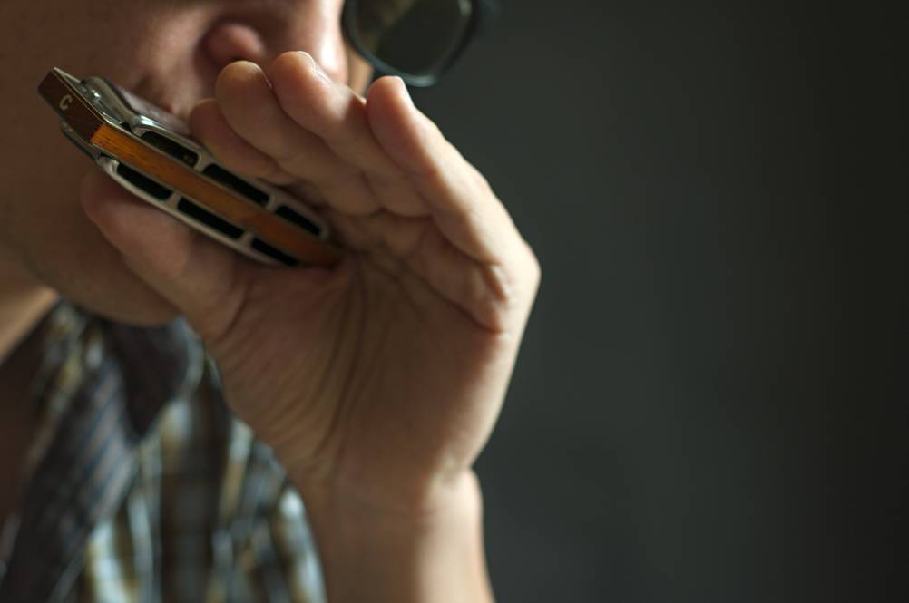 Getestete Mundharmonika: Mann spielt Mundharmonika.