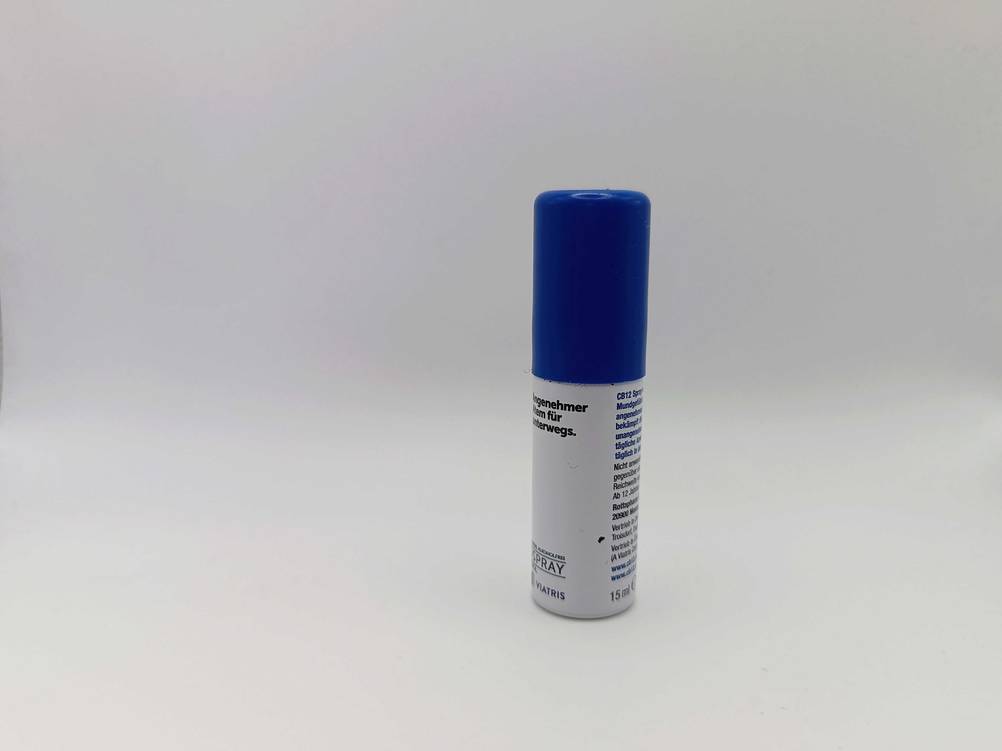 Getestet: Ein Mundspray von der Seite auf einer hellen Fläche.