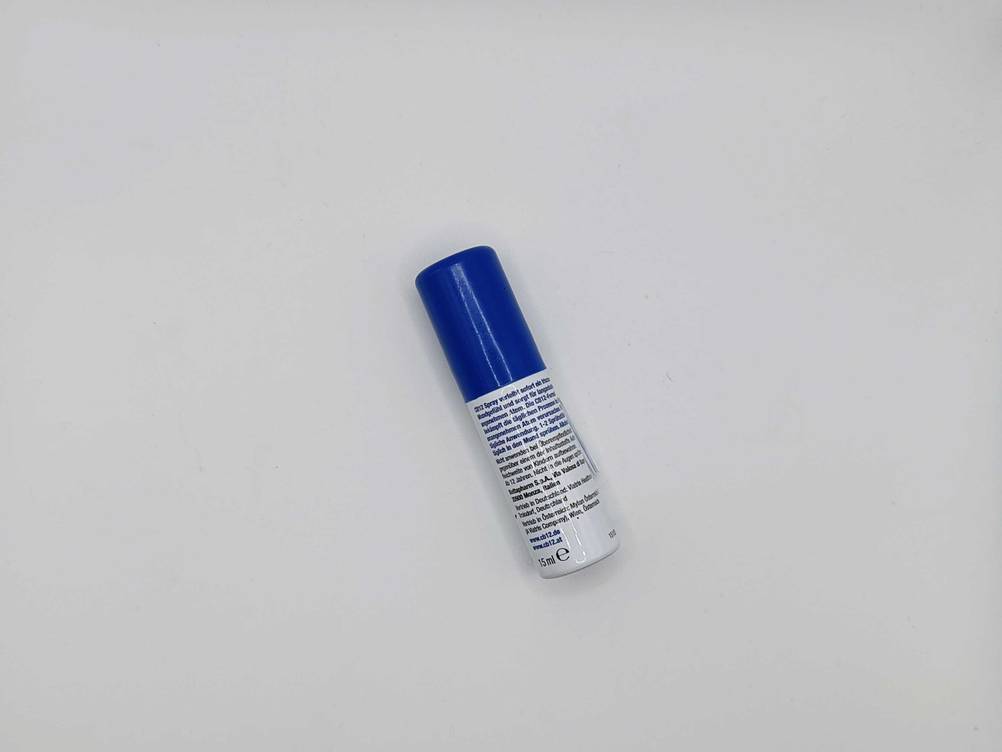 Rückseite einer Flasche des Mundsprays im Test auf einer hellen Fläche.