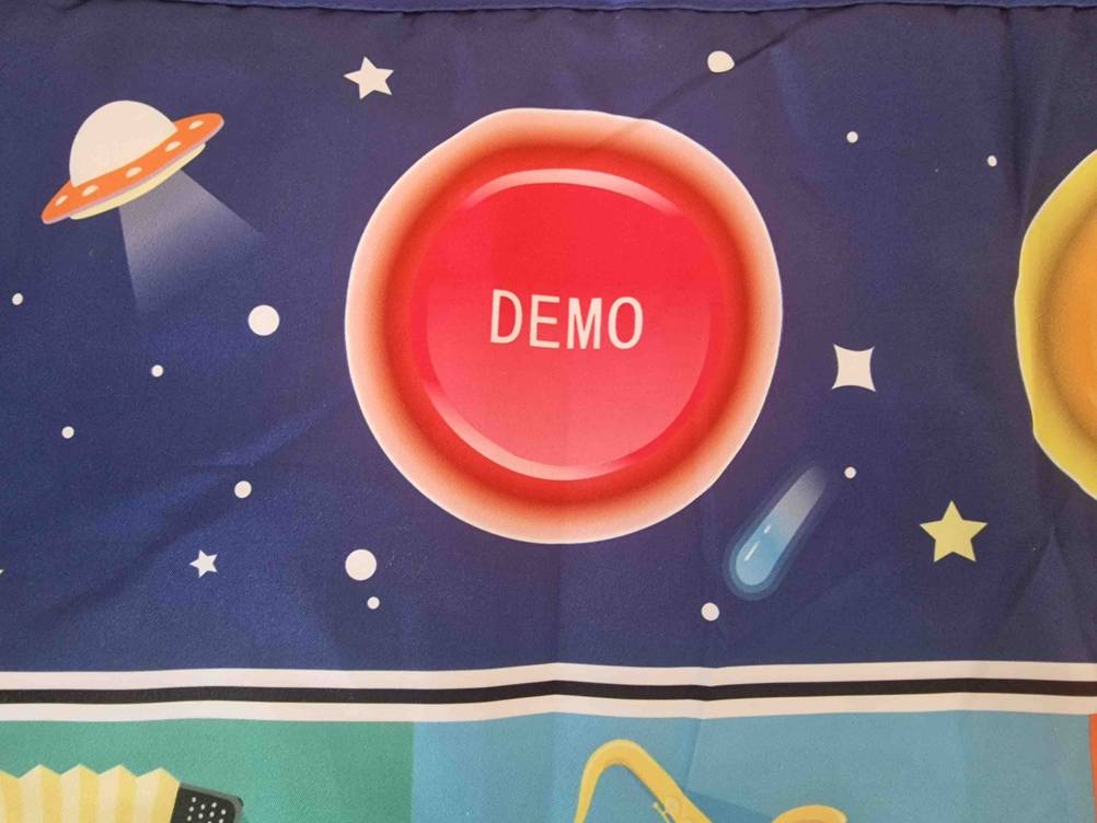Musikmatte-Test: Detailansicht des roten Demo-Testknopfs auf einer bunten Musikmatte.