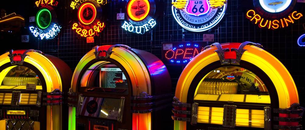 Jukeboxen oder auch Musikboxen, die der Wurlitzler-Jukebox nachempfunden sind