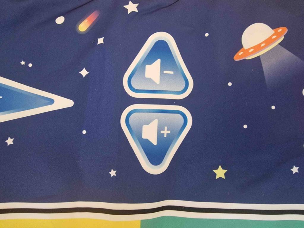 Detailansicht der großen Tasten für die Lautstärkeeinstellung einer getesteten Musikmatte.