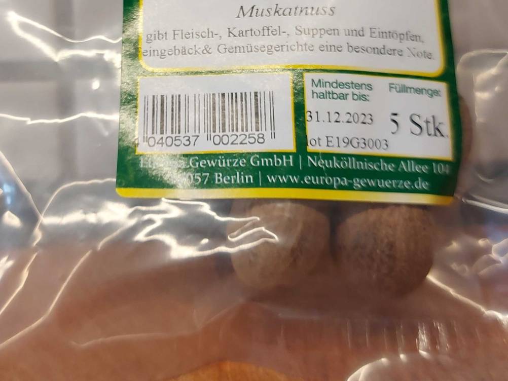 Muskatnuss getestet: Nahaufnahme des Labels der Verpackung mit Informationen zum Produkt.