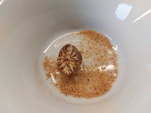 Halbierte Muskatnuss in Schüssel