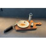 Drei Muskatreiben auf einem Holzbrett zusammen mit Muskatnuss