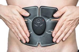 ein Muskelstimulator an einem Bauch