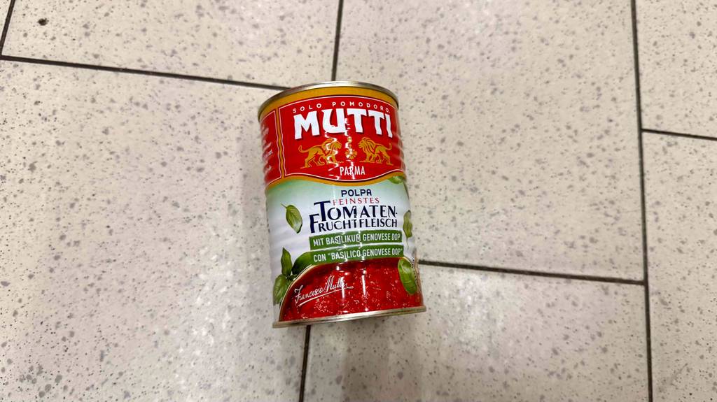 Eine Dose getestete Mutti-Tomatensauce liegt auf Fliesen.