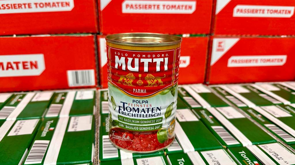 Eine Dose Mutti-Tomatensauce steht zum Testen vor Kartons.