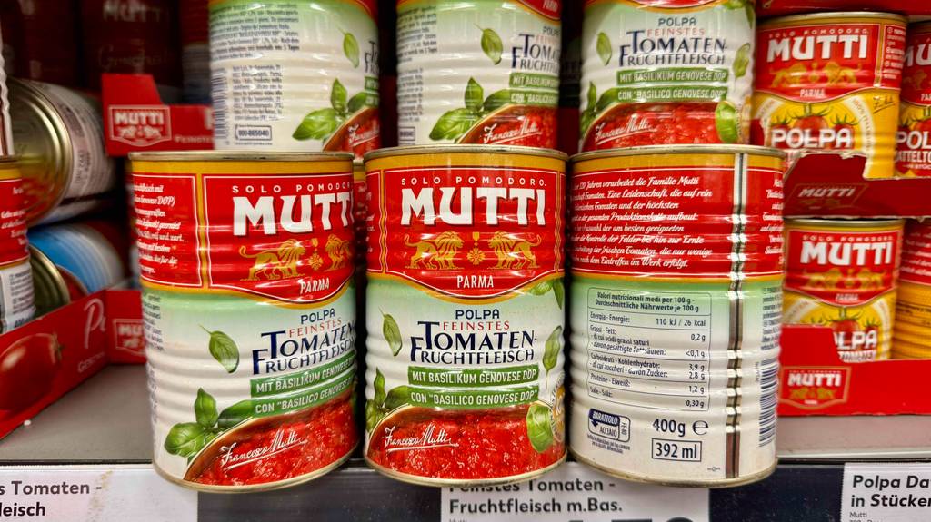 Mutti-Tomatensauce getestet: Mehrere Dosen stehen neben- und aufeinander, eine davon mit der Rückseite nach vorn.