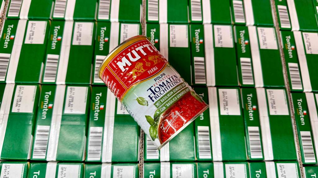Eine Dose Mutti-Tomatensauce liegt zum Testen auf mehreren Tetrapacks.