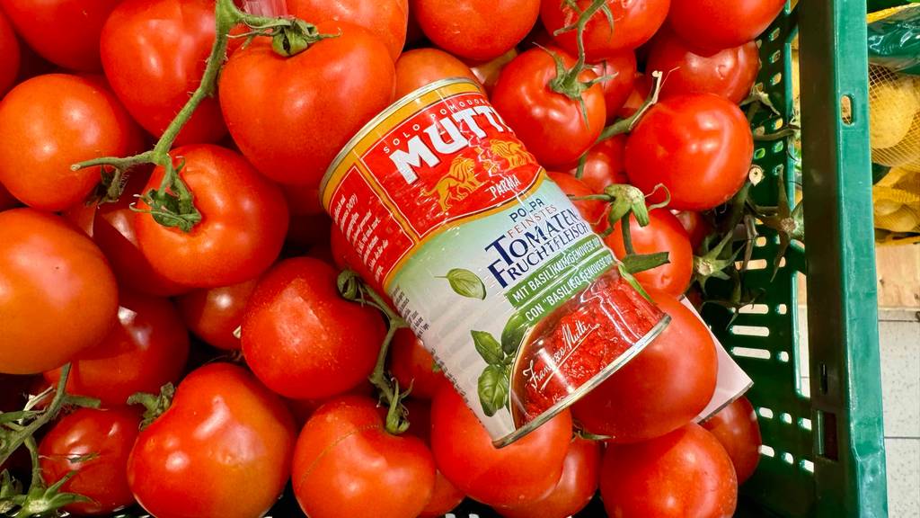 Im Test: Eine Dose Mutti-Tomatensauce liegt auf einem Haufen Tomaten.