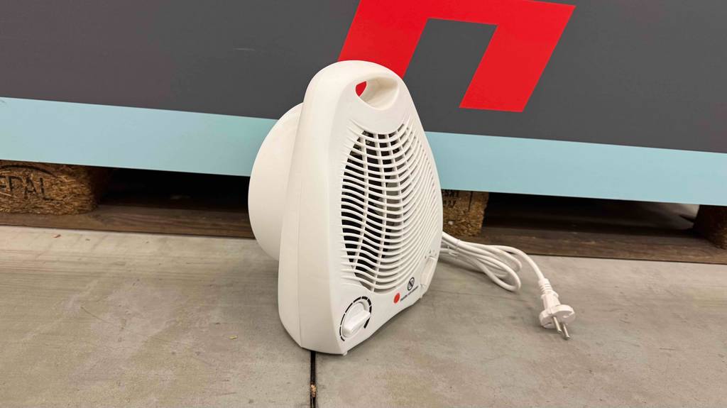 Ein Heizlüfter 2000 Watt im Test steht auf dem Boden.