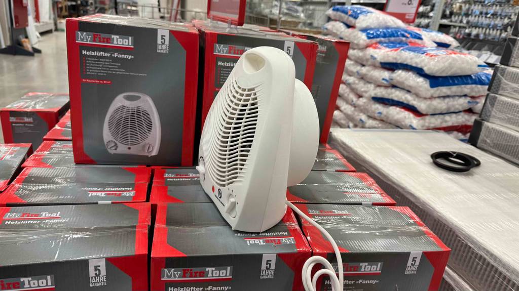 Ein getesteter Heizlüfter 2000 Watt in Weiß ist auf mehreren Produkt-Verpackungen im Baumarkt ausgestellt.