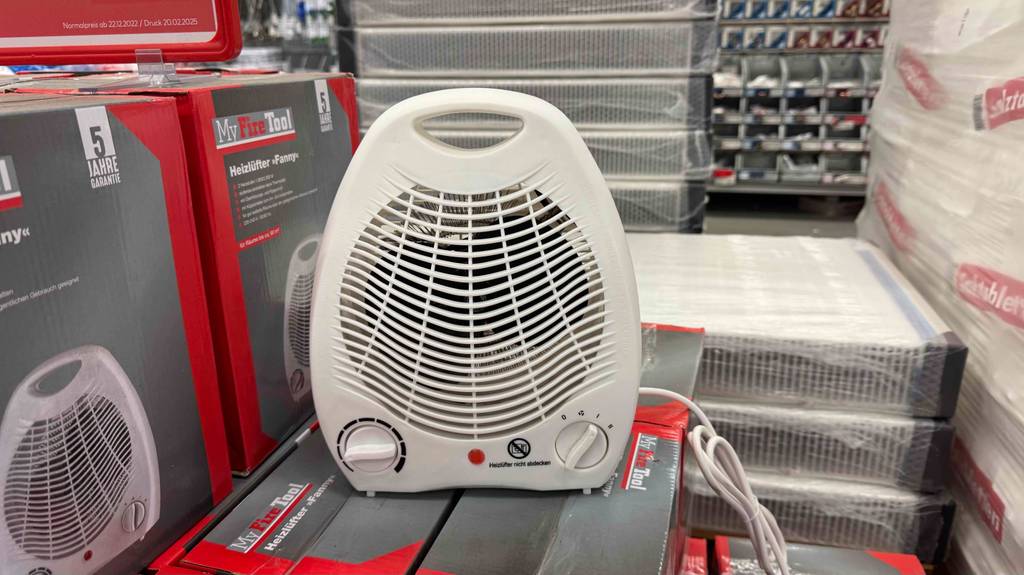 Getestet: Ein Heizlüfter 2000 Watt in Weiß steht auf seiner Verpackung im Baumarkt.