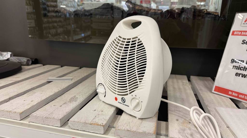 Im Test: Ein Heizlüfter 2000 Watt in Weiß steht auf einer Holzpalette im Baumarkt.
