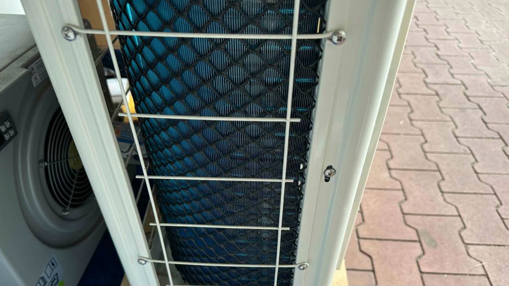 Detailansicht auf die Gitterabdeckung auf der Seite einer getesteten Pool-Wärmepumpe.