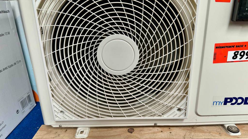 Detailansicht der Ventilatoreinheit einer getesteten Pool-Wärmepumpe.